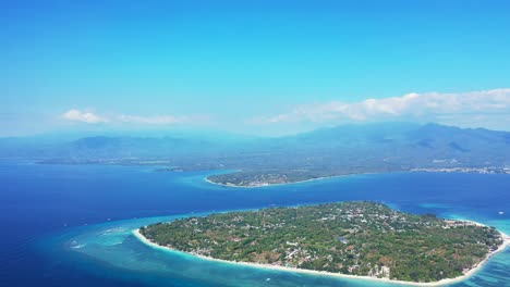 Insel-Kalimantan-In-Asien---Wunderschöne-Tropische-Insel,-Umgeben-Von-Strahlend-Blauem-Ozean-An-Einem-Sonnigen-Tag---Luftaufnahme