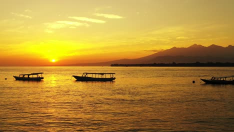 Bali,-Indonesien,-Goldener-Sonnenuntergang-Am-Tropischen-Afrikanischen-Meer-Mit-Silhouette-Von-Fischerbooten