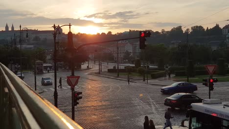 Prager-Verkehr,-Platz-Bei-Sonnenuntergang