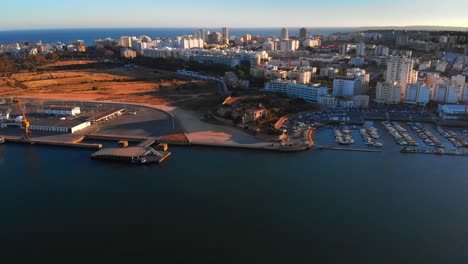 Luftaufnahmen-Eines-Wunderschönen-Aussichtshafens-Von-Oben-In-Portimao,-Portugal-4K