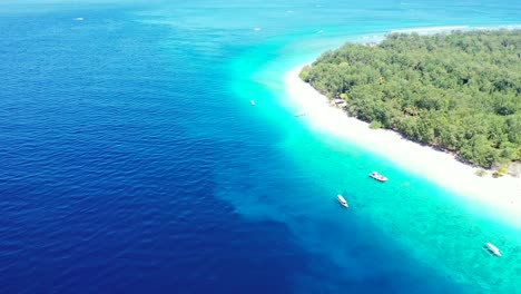 Lebendige-Farben-Des-Tiefblauen-Ozeans-Und-Der-Leuchtend-Türkisfarbenen-Lagune-Rund-Um-Die-Tropische-Insel-Mit-Weißem-Strand-Und-Grüner-Vegetation-In-Indonesien