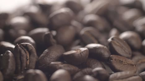 Frische-Kaffeebohnen-Hintergrund-Detaillierte-Makro-Schwenkaufnahme