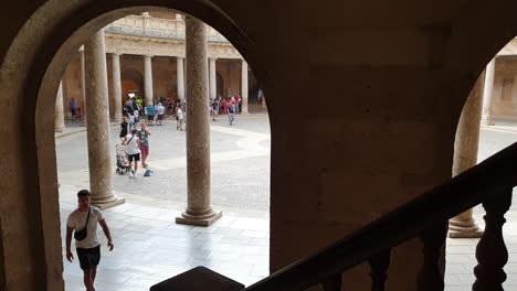 Blick-Von-Der-Treppe-Auf-Den-Palast-Karls-V.,-Alhambra