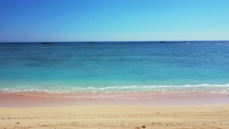 Panorama-Meereslandschaft-Mit-Aquamarinblauem-Meerwasser,-Das-Auf-Weißem-Sand-Eines-Exotischen-Strandes-Mit-Klarem,-Blauem-Himmelshintergrund-Auf-Den-Fidschi-Inseln-Weht
