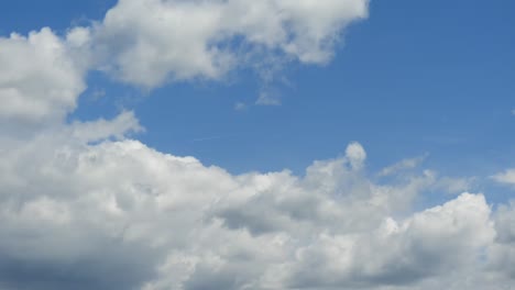 Lapso-De-Tiempo-De-Nubes,-Hermoso-Cielo-Azul-Con-Nubes
