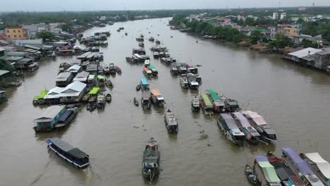 Cai-Rang-floating-market-in-the-Mekong-Delta,-Vietnam