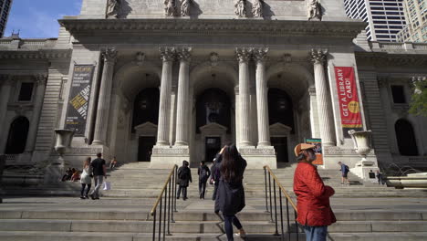 Menschen-Auf-Treppen-Der-New-York-Public-Library,-Standbild-Aus-Niedriger-Perspektive