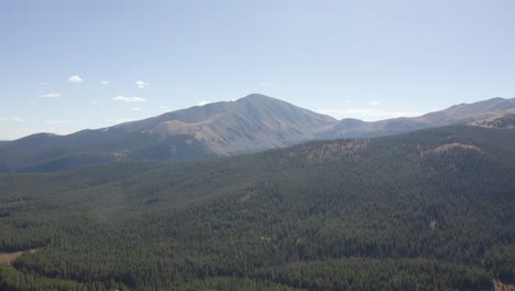 Drone-Volando-A-Través-De-Las-Montañas-En-Colorado