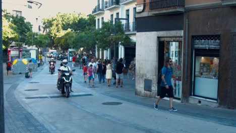 Menschen,-Die-Auf-Den-Straßen-Von-Barcelona-Spazieren