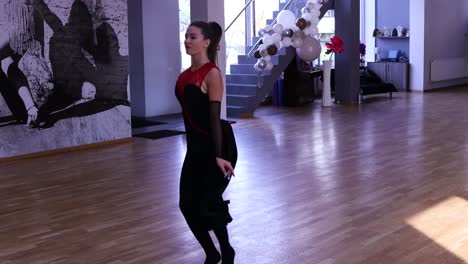 Bailarina-Calentando-Antes-De-Bailar