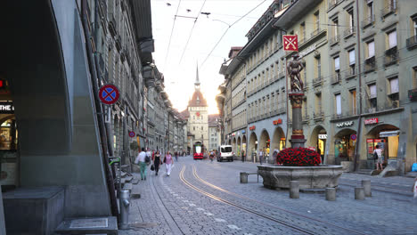 Bern-Schweiz,-Circa:-Zeitraffer-Leute-Auf-Der-Einkaufsgasse-Mit-Uhrturm-Von-Bern-In-Der-Schweiz
