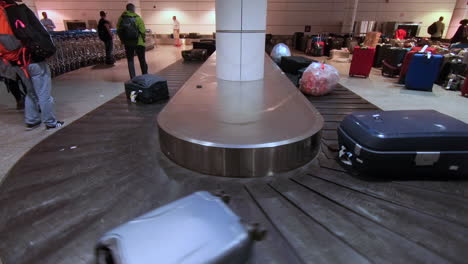 Flughafen-Gepäckkarussell,-Förderband,-Koffer--Und-Gepäcktransport,-Passagiere,-Die-Nach-Der-Ankunft-Des-Fluges-Im-Flughafenterminal-Auf-Ihr-Gepäck-Warten-Und-Suchen,-Taschen-Auf-Dem-Band,-Gepäck-Abholen