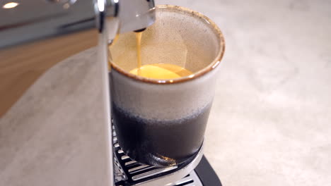 Espressomaschine,-Die-Frischen-Kaffee-Zubereitet