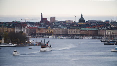 Stockholmer-Stadtsilhouette-Mit-Vorbeifahrenden-Booten