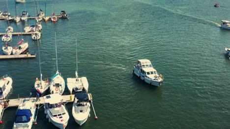 Motorboot-Verlässt-Den-Yachthafen-Am-See