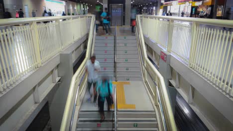 Gente-Subiendo-Y-Bajando-Escaleras-En-La-Estación-De-Metro