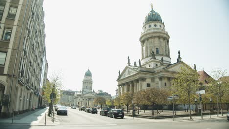 Hermoso-Gendarmenmarkt-De-Berlín-En-Primavera-Con-Las-Dos-Catedrales
