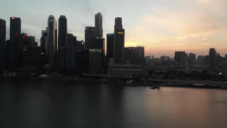 Singapurs-Zentrales-Geschäftsviertel-Bei-Sonnenuntergang