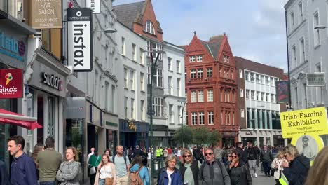 People-shopping-in-South-King-street-Dublin,-Ireland