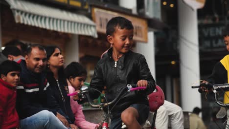 Dos-Niños-Andando-En-Bicicleta-Y-Jugando-En-El-Mercado-Callejero-Del-Leh