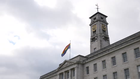 Edificio-Trent-De-La-Universidad-De-Nottingham-Con-La-Bandera-Del-Arco-Iris-Del-Orgullo-Gay-Ondeando