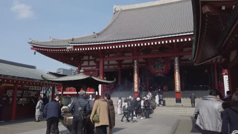 Tokyo-tourists-in-court-of-Sensoji-Temple-on-warm-April-day