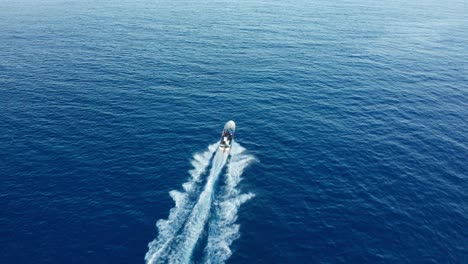 Touristen-Genießen-Eine-Fahrt-Mit-Einem-Schnellboot-Auf-Dem-Ruhigen-Meer-In-Fidschi-–-Perfekt-Für-Sommeraktivitäten-–-Luftaufnahme