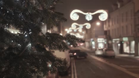 árbol-De-Navidad-Luces-Festivas-En-Street-Rack-Focus