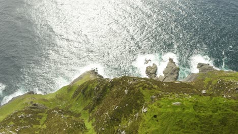 Dramatic-drop-from-cliffs-in-Ireland-revealing-the-north-Atlantic-ocean