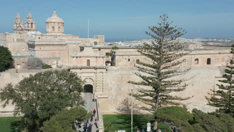 Aerial-Drone-Shot-of-the-Fortification-Walls-of-the-Medieval-City-of-Mdina,-Malta