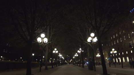 Gente-Caminando-En-La-Pasarela-En-Estocolmo-Suecia-En-La-Noche-De-Invierno