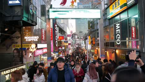 Vista-Panorámica-De-La-Calle-Comercial-En-El-área-De-Harajuku-Con-Mucha-Gente-El-Día-De-Año-Nuevo-En-Tokio,-Japón