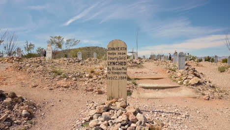 Una-Vieja-Lápida-De-Los-Viejos-Tiempos-De-Pie-En-El-Cementerio-De-Boothill-En-Tombstone,-Arizona---Tiro-Ancho