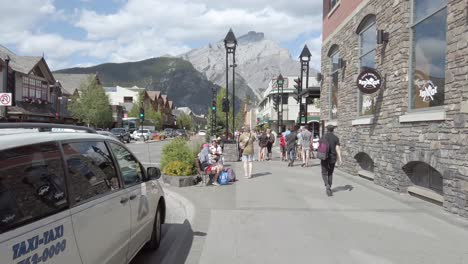 Landschaftsstraßenansicht-Der-örtlichen-Hauptstraße-In-Banff-Mit-Vielen-Menschen-Auf-Dem-Fußweg-An-Sommertagen-In-Der-Stadt-Banff,-Kanada