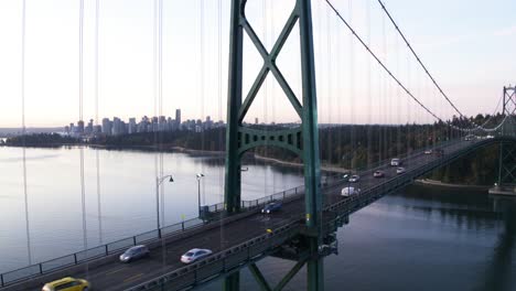 4K-Luftaufnahmen-Der-Lions-Gate-Bridge-Am-Morgen-Mit-Blick-Auf-Die-Abgesperrte-Position-Von-Vancouver-Und-Stanley-Park