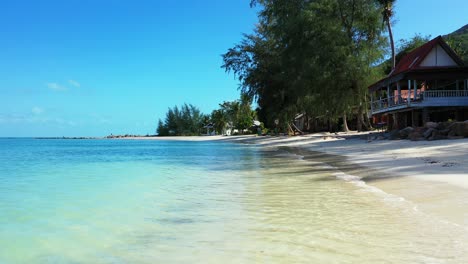 Ruhiges,-Klares-Wasser-Der-Türkisfarbenen-Lagune,-Die-Weißen-Sand-Wäscht,-Strandbar-Am-Ufer-Der-Tropischen-Insel-In-Thailand