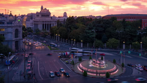 Zeitraffer-Während-Des-Sonnenuntergangs-Vom-Rathaus-Von-Madrid,-Cibeles-Platz-Im-Vordergrund
