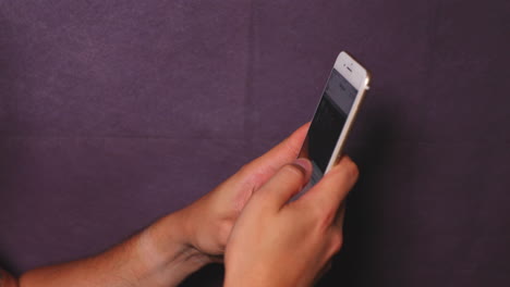 Die-Hand-Scrolling-Anwendung-Mit-Instagram-Fotos-Auf-Dem-Mobiltelefon,-Seitenansicht-Auf-Schwarzem-Hintergrund-Hinter-Allen-Aufnahmen-In-Zeitlupe-Mit-120-Bildern-Pro-Sekunde