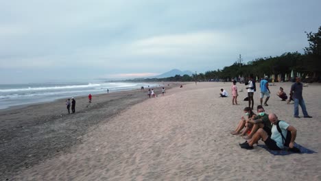 Touristen-Und-Einheimische-Genießen-Den-Sonnenuntergang-Am-Kuta-Beach-Auf-Bali-Inmitten-Der-Reisebeschränkungen-Des-Coronavirus-Covid-19