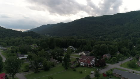 A-slow-forward-aerial-establishing-shot-flying-over-homes-and-houses-in-the-Virginia-hills