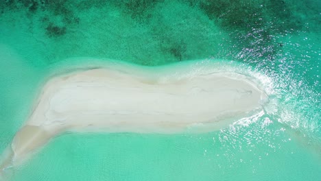 Eine-Verlassene-Kleine-Tropische-Insel-Mit-Unberührtem-Weißem-Sand,-Umgeben-Von-Lebendigem,-Klarem-Wasser-Der-Türkisfarbenen-Lagune-Auf-Den-Malediven