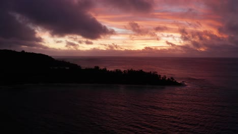 Die-Feuerroten-Farben-Des-Sonnenuntergangs-über-Der-Berginsel-Fidschi---Luftaufnahmen