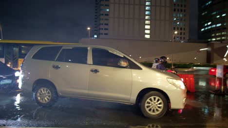 Abendszene-Im-Freien,-Die-Den-Fahrzeugverkehr-In-Einem-Nieselregen-Rund-Um-Ein-Geschäftsviertel-In-Quezon-City-In-Der-Metropolregion-Manila,-Philippinen,-Zeigt