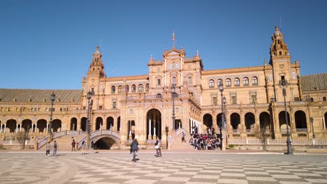 Touristen-Versammeln-Sich-Auf-Der-Treppe-Der-Plaza-De-Espana-In-Sevilla,-Spanien,-Slowmo-Schwenk-Nach-Rechts