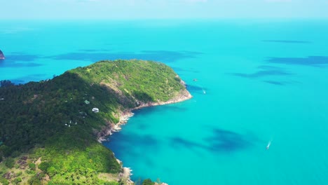 Wunderschöne-Azurblaue-Meeresstruktur-Rund-Um-Das-Kap-Der-Tropischen-Insel-Mit-Felsiger-Küste-Und-Grünem-Regenwald-In-Thailand