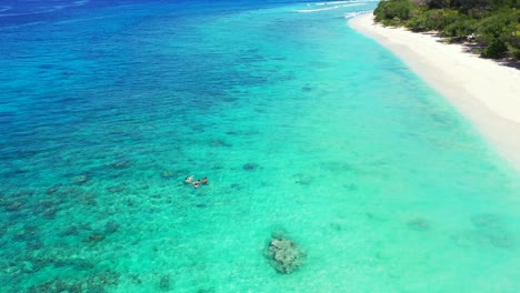 Junge-Menschen-Schwimmen-Im-Kristallklaren-Wasser-Der-Türkisfarbenen-Lagune,-Am-Friedlichen-Weißen-Sandstrand-Einer-Tropischen-Insel-In-Turks--Und-Caicosinseln
