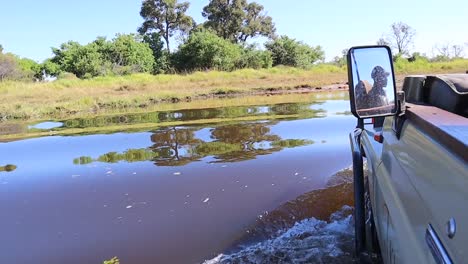 Punto-De-Vista:-Resistente-Camión-De-Safari-Conduce-A-Través-Del-Cruce-De-Agua-En-Botswana,-áfrica
