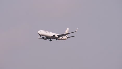 Myanmar-National-Airlines-Boeing-737-86n-Xy-alc-Acercándose-Antes-De-Aterrizar-En-El-Aeropuerto-De-Suvarnabhumi-En-Bangkok-En-Tailandia