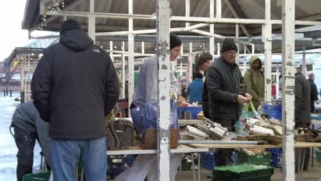 Menschen-Durchsuchen-Schrottwerkzeuge-Auf-Dem-Flohmarkt-Im-Vereinigten-Königreich,-Antiquitätenmesse