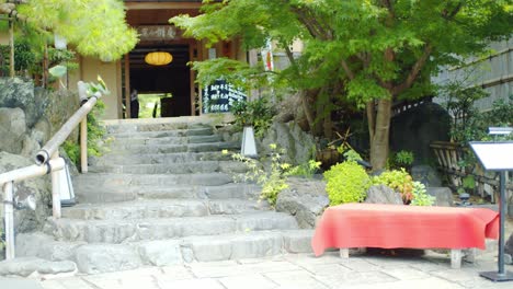 Fuera-De-Un-Restaurante-Japonés-En-Un-Día-Soleado-En-Kyoto,-Japón-Cámara-Lenta-4k